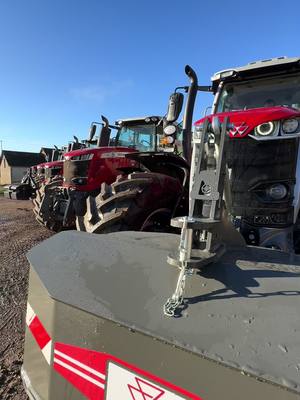 A post by @antoinec58 on TikTok caption: #massey #yfpシforyou #tracteur #france #paysans #agri #pourtoi #passion 