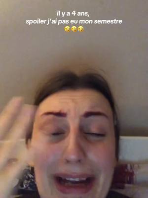 A post by @luciole_81 on TikTok caption: un visage marqué par le stress et la dertillomanie🥲 bisous a mon moi du passé  #fac #ecole #devoir #stress #dertillomanie #etudesuperieures #etudes 