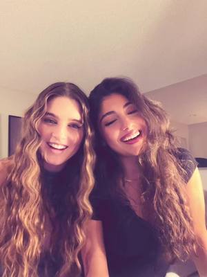 A post by @nowunited on TikTok caption: taylor to your gracie 🖤 #taylorswift #gracieabrams @Nour نور @Savannah 