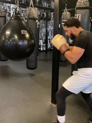 A post by @magicmattboxing on TikTok caption: Power Lead Hand Combo  Jab Cross Lead Hook Lead Uppercut  #box #boxing #boxeo #boxer #boxingtraining #fyp #foryou #forypupage 