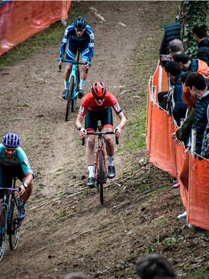 A post by @louca_mrgt on TikTok caption: Magnifique week-end de coupe de France avec deux résultats au-dessus de mes espérances, 35 le samedi et 31 le dimanche en élite !! Focus sur Troyes dans 2 semaines 🇫🇷 #cyclocross #coupedefrance #louca_mrgt 