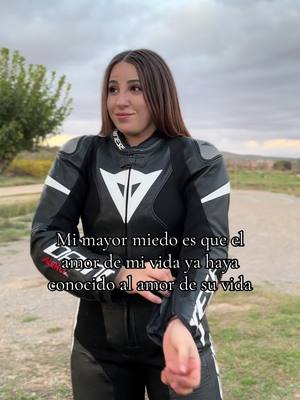 A post by @anca_s1000rr on TikTok caption: Quien entendió entendió, no pienso explicarlo #biker #bmw #s1000rr #mujeresmoteras #moto #bikergirl #riders #parati 