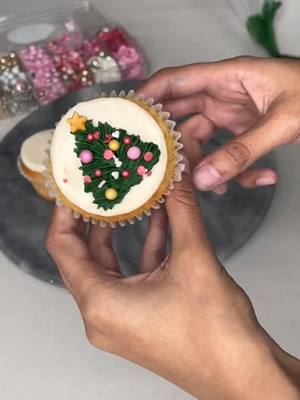 A post by @ennahs.cakes on TikTok caption: prettiest christmas tree piping 🫶🏽 #cake #christmastree #christmasbaking #festivebaking #holidayseason #christmas #piping #cupcake 