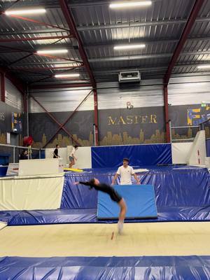 A post by @full_in_park_marseille on TikTok caption: On continue le sessions d’entraînement 💪🏻 PS : jetez un oeil à l’arrière plan 😉 #fullinpark #fullinparkmarseille #trampolinepark #trampoline #tricks 