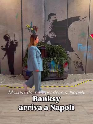 A post by @mariondiletto on TikTok caption: Banksy arriva a Napoli✨ Lo street artist che tutti conoscono, ma nessuno sa chi sia. Se anche voi siete innamorati delle sue opere come me, allora non potete perdere questa mostra: @theworldofbanksynapoli  Il percorso propone di immergerti nelle più famose opere dell’artista, tra murales e oggetti dell’artista britannico. 📍 dove? Napoli  Arena Flegrea indoor | Mostra d’Oltremare  🕰️ Quando? Fino al 4 maggio 2025 dal mercoledì alla domenica dalle 10:00 alle 19:00 (ultimo ingresso alle 18:00) 🎟️ Quanto?  Dal mercoledì al venerdì 14,50 € Sabato, domenica e festivi: 16,50 €  I bambini minori di 5 anni entrano sempre gratis! E tu quale opera ami di Bansksy? SEGUIMI su @mariondiletto per me perdere nessuna delle mie avventure ✨   A D V #napoli#campania#cosafareanapoli#mostrenapoli #banksy #napolidavivere#eventinapoli#eventicampania#campaniadascoprire#theworldofbanksy#banksyart#banksynapoli#natale2024  #arte #naples#napolidavivere#visitnaples#siituristadellatuacittà#ignapoli#igersnapoli#italy#italia#art#artgallery#architecture#naplesinsider#visititaly #metrochiaia #mondadorinapoli #museiitaliani @hellobansky 