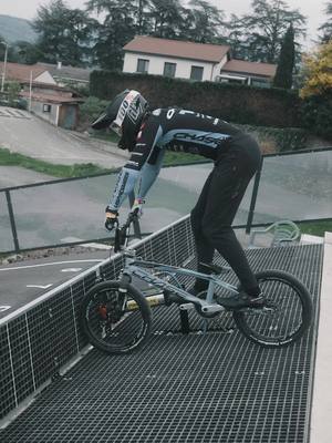 A post by @gregoire_qlr on TikTok caption: C’est quoi ce poulet #bmxracing 