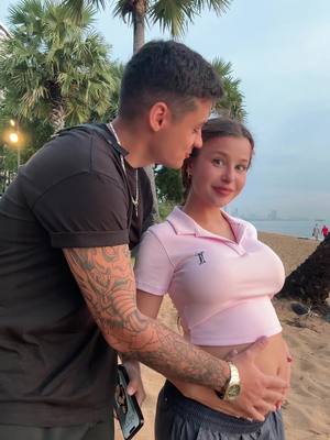 A post by @emilen_im on TikTok caption: 🤰🏻❤️