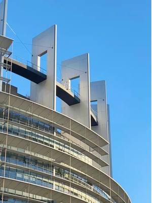 A post by @preferiria.periferia on TikTok caption: ¿Y tú? ¿Qué opinas de la Nueva Bauhaus Europea? @europeanparliament #EU #Arquitectura #Sostenibilidad #Democracia