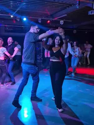 A post by @adelinemahieu6 on TikTok caption: #bachata #apprentissage #danse 