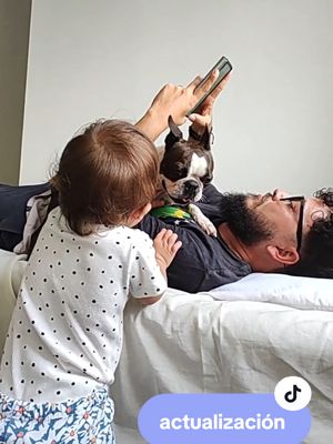 A post by @kira.c.g on TikTok caption: Cambian los tiempos, la familia crece, pero mi papi no; mi #papi es mío! .. Ver hasta el final!! #perrosybebes #mascotas #doggy #babylove #mejoresamigos 