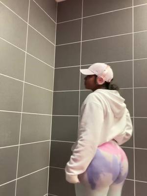 A post by @jennyoncee on TikTok caption: Happy monday lmfao #fyp 