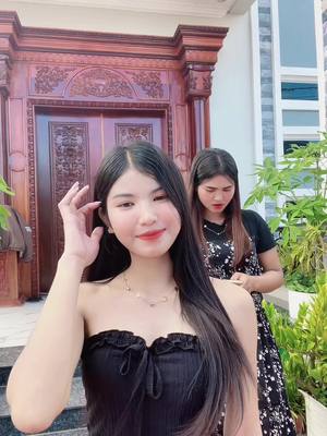 A post by @oun_bony on TikTok caption: #ម៉ែនៅពីក្រោយ🤣🤣🤣 @Alexza Cosmetic @Alexza Mou 