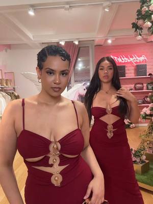 A post by @gloriajrdn on TikTok caption: @Joséphine 💅🏽💕 Quand toi meme tu vois tu sais ! #dress#plt#autumn#blackfriday#twinsoftiktok#twin  @prettylittlething 