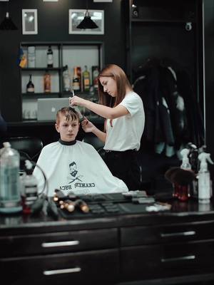 A post by @skazheni.vusa on TikTok caption: #барбершоп #барбершопстрижки #franchisebarbershop #скажені_вуса #barber #barbershop #купити_франшизу #франшиза #barbergirl 