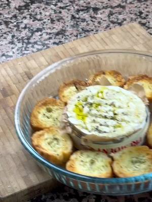 A post by @chefamiiir on TikTok caption: Camembert rôti au four 🤤 beeeeenna #وصفات_شاف_امير #chef_amir #algeria #fyp #yummy #delicious #foryou #Foodie #food #شعب_الصيني_ماله_حل😂😂 #camembert 