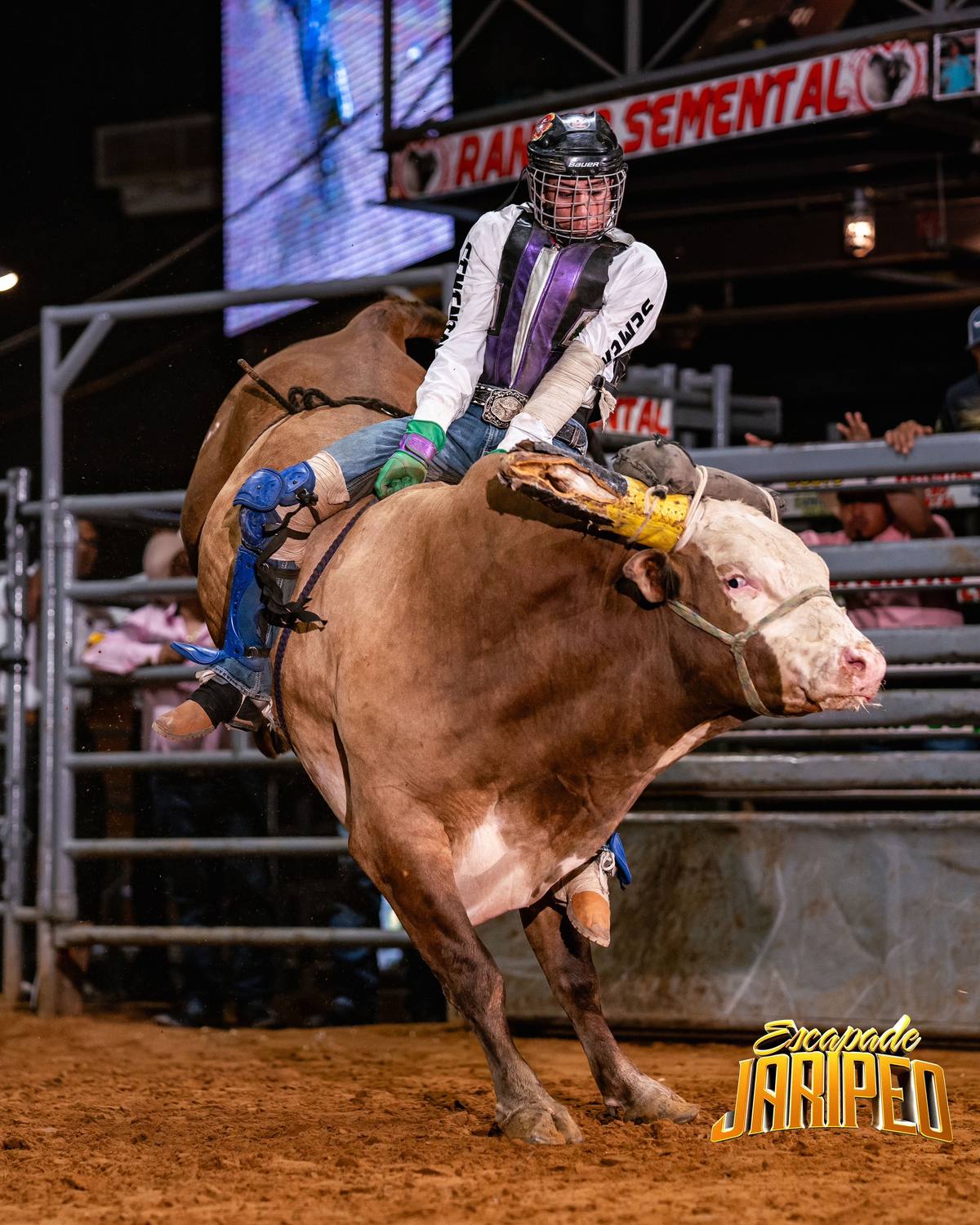 A post by @escapadeplazatx on TikTok caption: #escapadeplazajaripeo #bullriders #hupangofest #jarisundays #escapadejaripeo #escapadeplaza 