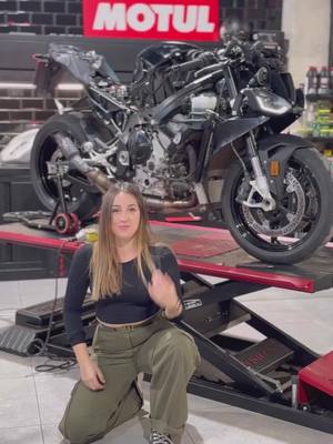 A post by @anca_s1000rr on TikTok caption: Espero que ps guste el trabajazo que ha hecho Monster Fairings con mi pequeña #bmw #s1000rr #moto #bikergirl #cambio #biker #mujeresmoteras #monsterfairings 