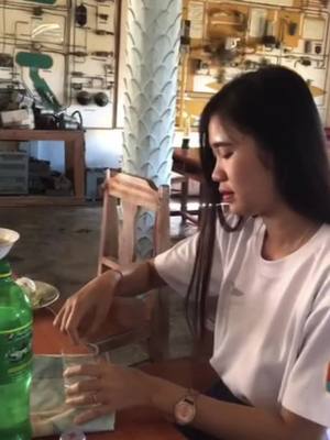 A post by @nie454 on TikTok caption: 🤣 ເອົາຄົນໃນໃຈເຈົ້າມາກີນເຫລົ້າແຂ່ງຂ້ອຍດຸ🤣 @PeTer Fsm #CapCut#ຊຽງຂວາງ #ขื้นฟีดเถอะ❤️  