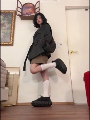 A post by @dalha_ on TikTok caption: #광고 올 겨울 필수템 크록스☁ @Crocs  #Crocs #크록스 #Jibbitz #지비츠 #오버퍼프 #크록스ootd #오버퍼프쇼티 #클래식라인드오버퍼프클로그 