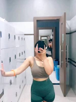 A post by @viiikaa10 on TikTok caption: #couple #gym #withyou #🥰❤️ 