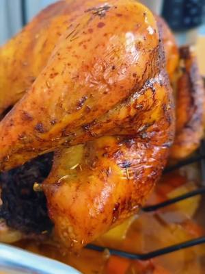 A post by @recetacubana on TikTok caption: Este Pavo al Horno 🦃 es el centro de mesa perfecto para tus celebraciones. ¡Con este toque especial, serás el héroe de la cena! 🎉✨ Ingredientes: Para el pavo: 1 pavo entero (limpio) Sal (al gusto) 200g de mantequilla 1 cda de pimentón dulce 1 cda de romero seco 1 cda de tomillo seco 1 cdita de ajo en polvo 1 cdita de cebolla en polvo Jugo de 1 limón 1 taza de caldo de pollo Pimienta al gusto Para la base: 2 patatas (en rodajas) 2 zanahorias (en trozos) 1 cebolla (en rodajas) 50ml de vino blanco 100ml de caldo de pollo Para el relleno: Arroz moro o congrí (medio cocido) Herramientas: Inyector de cocina Termómetro de cocina Preparación: 1️⃣ Limpia el pavo, frota con sal y refrigera toda la noche. 2️⃣ Mezcla mantequilla, especias, ajo, cebolla y limón, y unta por debajo de la piel y el interior. 3️⃣ Inyecta el pavo con caldo, mantequilla y especias. 4️⃣ Coloca las verduras en una bandeja con vino blanco y caldo. 5️⃣ Rellena el pavo con arroz moro medio cocido y hornea a 200°C por 30 min, luego baja a 160°C por 4 horas. 6️⃣ Sube a 180°C los últimos 10 min para dorar, verifica con el termómetro (165°F/73°C) y deja reposar antes de servir. Con aCuba  puedes enviar de TODO lo que necesite tu familia en Cuba . MERCADO con  comida cruda y cocinada, medicinas con ENVÍO de todo para el hogar,  electrodomésticos, materiales de construcción etc con SHEIN ropa y  LLAMADAS y RECARGAS para comunicarte con tus familiares y amigos  www.aCuba.com #PavoAlHorno #CocinaTradicional #ComidaCasera #cocinafacil #thanksgiving #publi #cocinando @acuba.oficial