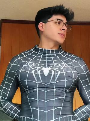 A post by @alfredorangel_ on TikTok caption: No me cerraba el cierre 😂 #fyp #trends #baile #rauwalejandro #spiderman #traje #OOTD #parati #man 