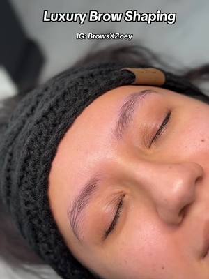 A post by @browsxzoey on TikTok caption: Lock in with me 🖤🤞🏼 #browartist #brows #browtraining #browwaxing #beautyindustry #browshaping 