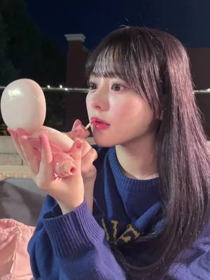 A post by @equal_love_nagisa on TikTok caption: あかんで😏😏 カラオケだいすきなので、 ノリノリで歌っちゃいます。 これはなにを歌っているでしょうか！🎤