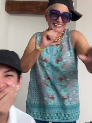 A post by @adrianaboada23 on TikTok caption: Ahora si es verdad que se lució bailando mi mamá 🤣🤩 #bailando #parati 