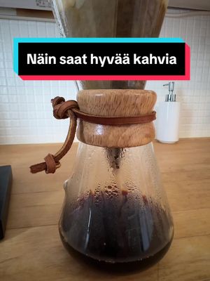 A post by @pmikkonen on TikTok caption: Näin saat hyvää kahvia ☕️ #kahvi #chemex #aamu #aamurutiini 