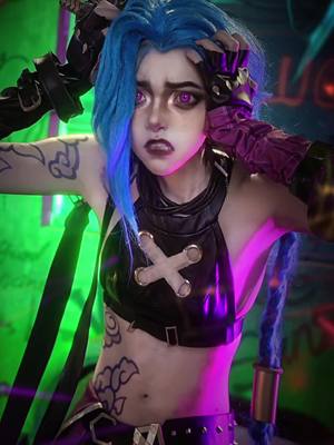 A post by @xiaorouseeu1231 on TikTok caption: 💜 #lol #jinx #cosplay #コスプレ