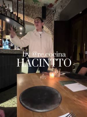 A post by @40atnb on TikTok caption: HACINTTO… el universo paralelo de Regina (@re.cocina) lleno de sabor y maridaje #food #comida #cocina #40atnb 