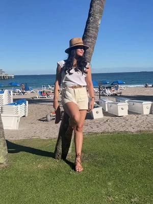 A post by @akeshabista on TikTok caption: #florida #vacation #transition #ilovelove #beachday #warmday #goodweather 