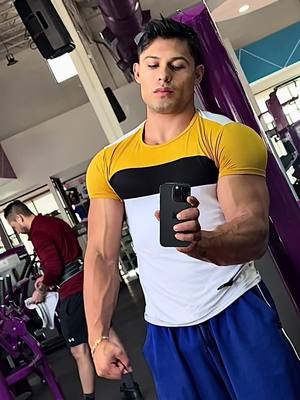 A post by @enriquecarrillo_1 on TikTok caption: #fitnessmotivation #gym 