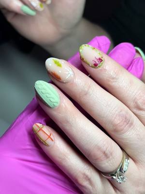 A post by @danyfloresnails on TikTok caption: 💚✨🎅🏻🎄 #christmas #nails 
