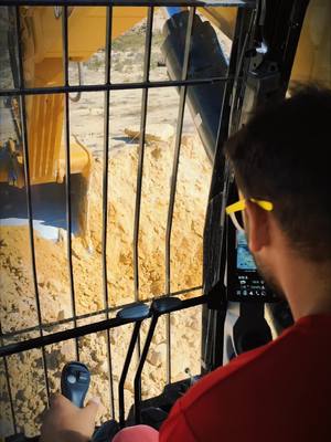 A post by @danielmartinezhev on TikTok caption: no es una profesión, si no una pasión!! . #cat352 #352 #teamams #caterpillar #canteraams #catspain #parati #SantJordi2024 #earthmoving #pasion #profesion 