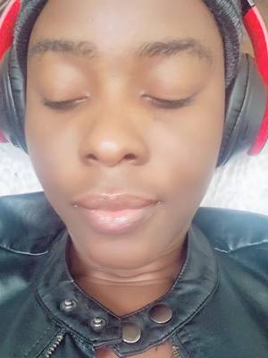 A post by @phadianaandre on TikTok caption: Je suis tranquille car Dieu est là#adorationchretienne🙏🙏😊❤️ #chretien #bible #bibla #chercherdieu #chretiensliferetienne #dieu #louangeadoration #adoration #motivation #dieuestmaforce #chretienslife #lapriere #prierdieu #dianajea @Dieu est ma force et ma joie 