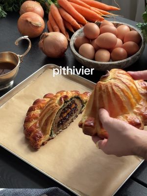 A post by @ivo_zinee on TikTok caption: Pithivier s piletinom (recept u opisu!) kao ideja za blagdanski stol i Bajaga. 💫🕺🏻🪩 SASTOJCI TIJESTO: 500g brašna 60g šećera 10g soli 10g suhog kvasca 100 ml hladnog mlijeka 160 ml hladne vode 50g hladnog maslaca narezanog na kockice ZA LAMINACIJU: 250g maslaca (1 blok) PUNJENJE: 2 lista kelja 350g pilećeg zabatka  jedno jaje malo krušnih mrvica 300g miješanih gljiva 100g maslaca pola glavice luka začinsko bilje (timjan, ružmarin i kadulja) nekoliko malih mrkvi 50-ak ml crnog vina sol, papar, crvena paprika i češnjak u prahu POSTUPAK: U mikser (ili ručno), umijesiti tijesto od svih sastojaka osim maslaca. Kada je tijesto sjedinjeno, ali i dalje grubo, dodavati maslac kockicu po kockicu i miksati (mijesiti) dok tijesto ne postane elastično i ne drži se za mikser. Ostaviti ga da odmori pola sata, pokriveno, na sobnoj temperaturi. Zatim ga razvaljati na dimenziju 40x20 cm i staviti u hladnjak na 2 sata. Za to vrijeme pek papir ispresavijati da dobijete kvadratnu, 20x20, futrolu te u njega staviti 250g maslaca zatvoriti i tući dok se ne dobije pravilan kvadrat jednake debljine. Staviti ga u hladnjak da se stegne. Maslac izvaditi 10 minuta prije tijesta iz hladnjaka, i pustiti da malo omekša. Zatim izvaditi tijesto, na sredinu staviti maslac i preklopiti tijestom te dobro učvrstiti spojeve. (Dalje slijedi postupak presavijanja tijesta za koji ću staviti link u komentaru.) Razvaljati na debljinu od centimetra te saviti u pismo, ostaviti u hladnjak na 2 sata. Zatim ponovno valjati i ponovno trostruko presaviti te ostaviti u hladnjak na 2 sata. Za to vrijeme otkoštiti zabatke te ih sitno nasjeckati ili samljeti, dodati začine, jaje i krušne mrvice. Sjediniti u jednoličnu smjesu.  Mrkve i kelj kratko prokuhati, a gljive i luk popržiti na dosta maslaca sa začinskim biljem i crnim vinom.  Posudu kupolikog oblika prvo obložiti keljom, a zatim uz rub, iz dresir vrećice dodati piletinu. Sredinu puniti redom gljiva, pa mrkva, pa list kelja, pa onda opet gljive. Sve završiti redom piletine, prekriti listom kelja i ostaviti da se ohladi u kalupu.  Tijesto razvaljati na debljinu 0.7 cm i podijeliti na 2 dijela. Na pek papiru prvi dio odrezati u kruh, 4-5 cm veći od kalupa s punjenjem. Zatim, u sredinu, staviti punienje, a onda prekriti drugom polovicom tijesta. Viškove tijesta obrezati.  Na vrhu kupole probušiti rupu te dodati ukrasni krug.  Zatim po želji ukrasiti obod i premazati jajem. LAGANO nožem zarezati uzorak po tijestu i staviti u hladnjak 15 minuta.  Peći u pećnici ugrijanoj na 200 stupnjeva 30 minuta, a zatim lagano prekriti folijom i peći još 10 minuta ili dok interna temperatura ne pokaže 78 stupnjeva.  Poslužiti s umakom od pečenja (koji možete napraviti od ostataka mesa i kostiju nakon otkoštavanja).    #pithivier #chicken #Recipe #chickenpie #recept #food #autumn #bajaga #berlin #balkan #hrvatska #bosna #balkantiktok #cooking   