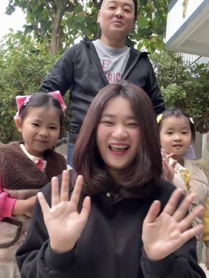 A post by @2rainfamily2 on TikTok caption: วันนี้พี่เรนนี่น้องเรนโบว์ไปดูต้าวจิ๋วกับออมม่าค่ะ