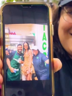 A post by @mxsocialof on TikTok caption: "¡Comí lo que Katy Perry pidió en esta famosa taquería mexicana! 🌮✨"