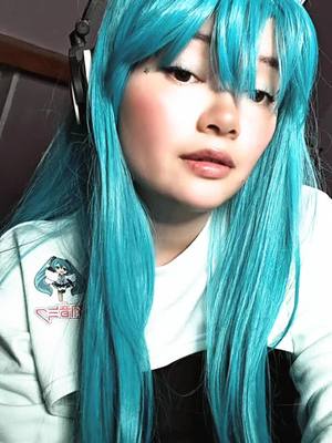 A post by @_.siuki._ on TikTok caption: #cosplay #cosplayer #mikuhatsune #mikucosplay #vocaloid 