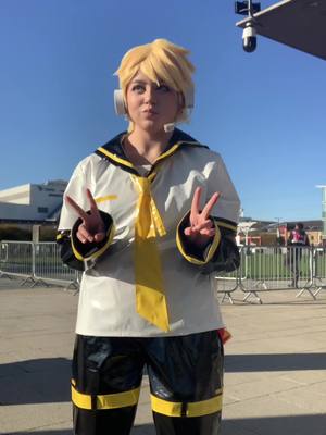 A post by @baron.cosplays on TikTok caption: PLUS BOY SOLOS #kagaminelen #lenkagamine #vocaloid #lenkagaminecosplay #plusboy 