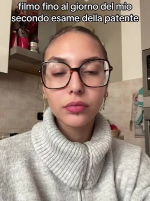 A post by @lulacrie on TikTok caption: piango #foryoupage #foryoupage #patente 