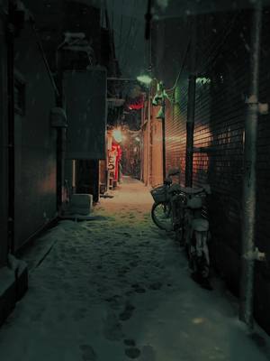 A post by @omi_kim on TikTok caption: 京都市内に雪が降るとノスタルジックな雰囲気になる。　#citylife #videography #cinematic 