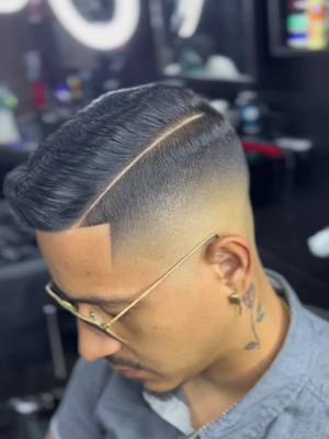 A post by @barberjeffyusty on TikTok caption: Mif fade pulido 🙏🙏🙏🫡. #viral #video #barberoslatinos #pigmento 