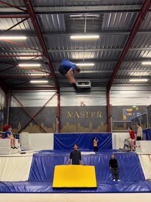 A post by @full_in_park_marseille on TikTok caption: Throwback sur les entraînements de la team Full in Park 🤩 #trampoline #fullinpark #fullinparkmarseille #pourtoi #foryo #trampolinepark 