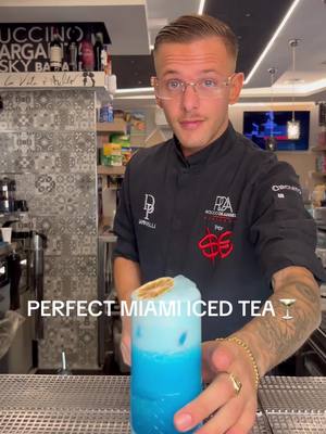 A post by @roccodeangelisrda on TikTok caption: PERFECT MIAMI ICED TEA✅ Shakerato e filtrato; 2 cl di succo di limone, 1.5 cl di rum bianco, gin, vodka, cointrau e blu di ciraçao; addensante e top di sprite 🍸