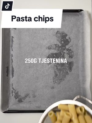 A post by @marijamazalin on TikTok caption: Pasta čips! 🤯 SASTOJCI • 250g tjestenina • 50g parmezan • maslinovo ulje • 1 žličica soli • 1/2 žličice papra • 1/2 žličice češnjaka • 1/2 žličice dimljena slatka paprika • 1 žličica origano RECEPT 1. Upalite pećnicu na 200’C 2. Skuhajte tjesteninu u slanoj vodi 3. Stavite u pleh obložen papirom za pečenje 4. Dodajte i izmiješajte s ostalim sastojcima 5. Pecite 25min na 200’C #pasta #cips #chips #pastachips #pastacips #snack #EasyRecipes #quickrecipes #easysnack #quicksnack 