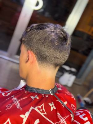 A post by @filipp0k2 on TikTok caption: Natale e alle porte, VIA ALLE PRENOTAZIONI. 🎄 • Via lago di albano 13📍 3427620295 📞 • • #sfumaturacapelli #fade #barbershop #barber #taranto 💈💈💈💈💈