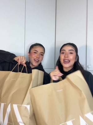 A post by @kessyemely on TikTok caption: Black friday zaraa, aiutateci a capire cosa teneree 🥰🥰 #zara #zarablackfriday 